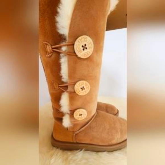 UGGS TRIPLE BUTTON BOOTS OFFERS ALWAYS WELCOME 🤗 Sz 8 - Picture 2 of 13